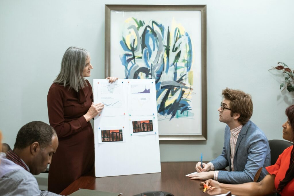 Consultant presenting performance analysis and growth insights to a Growth strategy consulting team